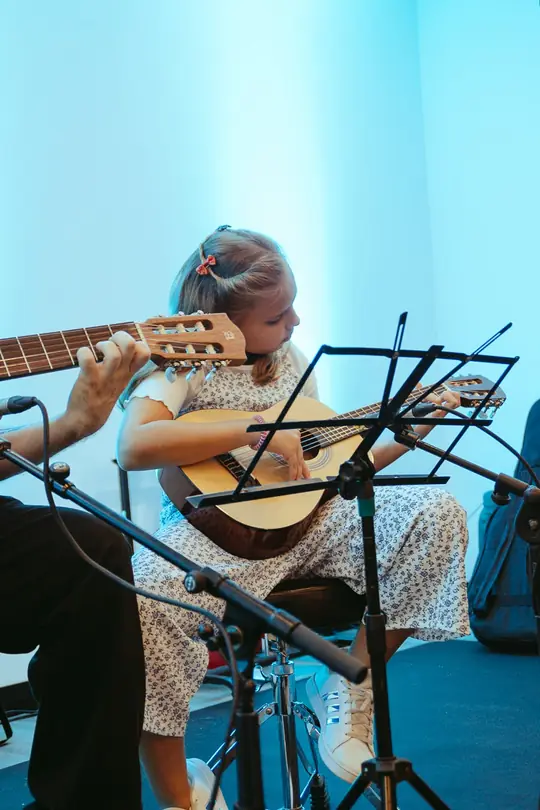 niña tocando la guitarra con el profesor de guitarra hector lezcano en las palmas