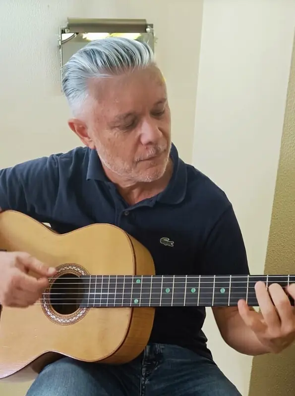 señor aprendiendo guitarra en las palmas  con hector lezcano