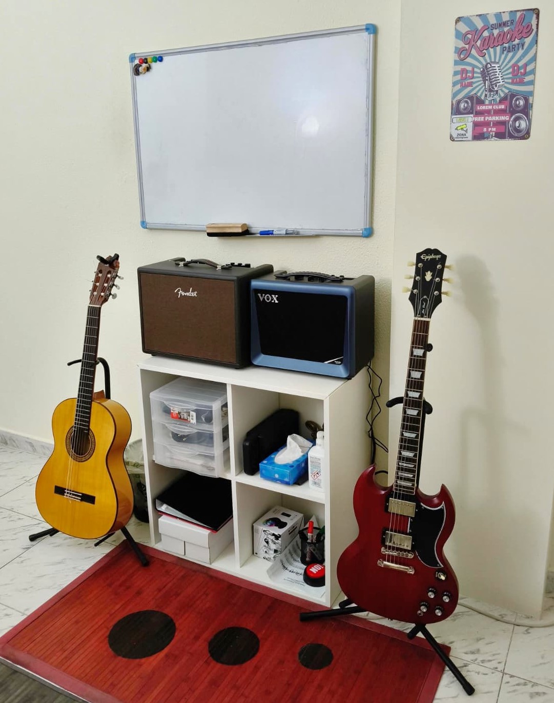 aula de guitarra con pizarra y amplificadores hector lezcano