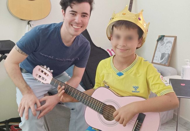 nino-tocando-la-guitarra-clases-guitarra-las-palmas-hector-lezcano-pixelada